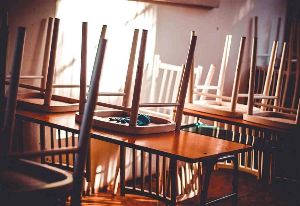  Cursurile se suspendă în 16 clase și  se reiau în 6