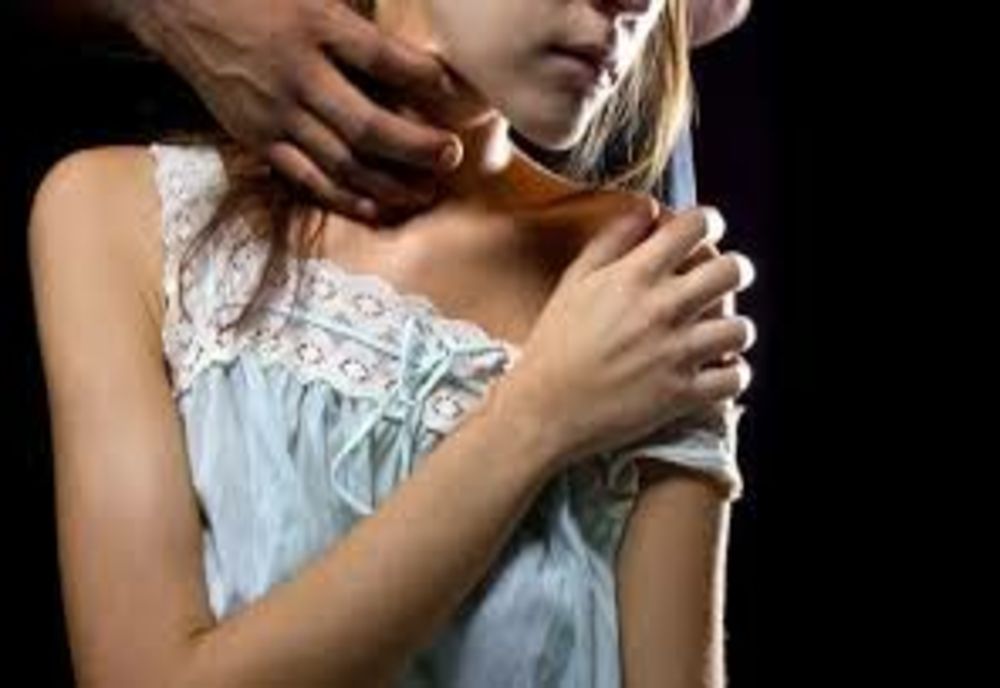  Monstru cu chip de tată! Și-a violat propria fiică timp de trei ani!