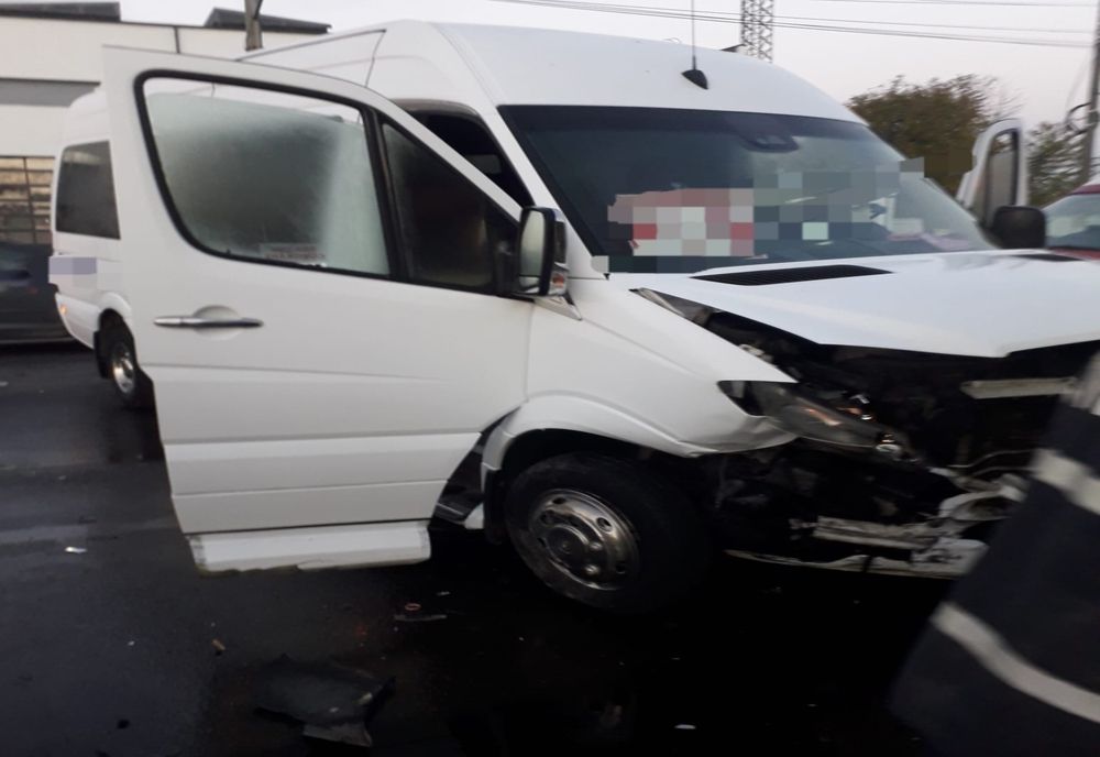 Roman: Tamponare între un microbuz și un autoturism