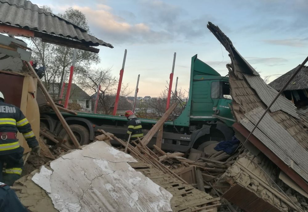 Accident cumplit în Bălțătești! O adolescentă a fost prinsă sub dărâmături (FOTO)