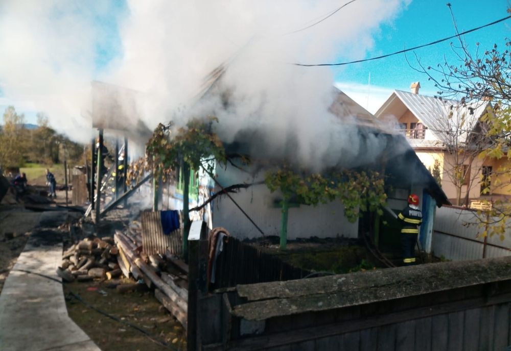 O femeie de 88 de ani s-a ales cu arsuri pe față în urma unui incendiu izbucnit în gospodărie