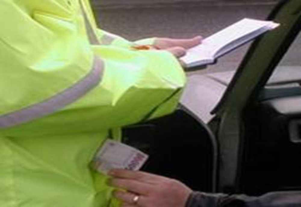 Patru polițiști din Neamț au refuzat mita