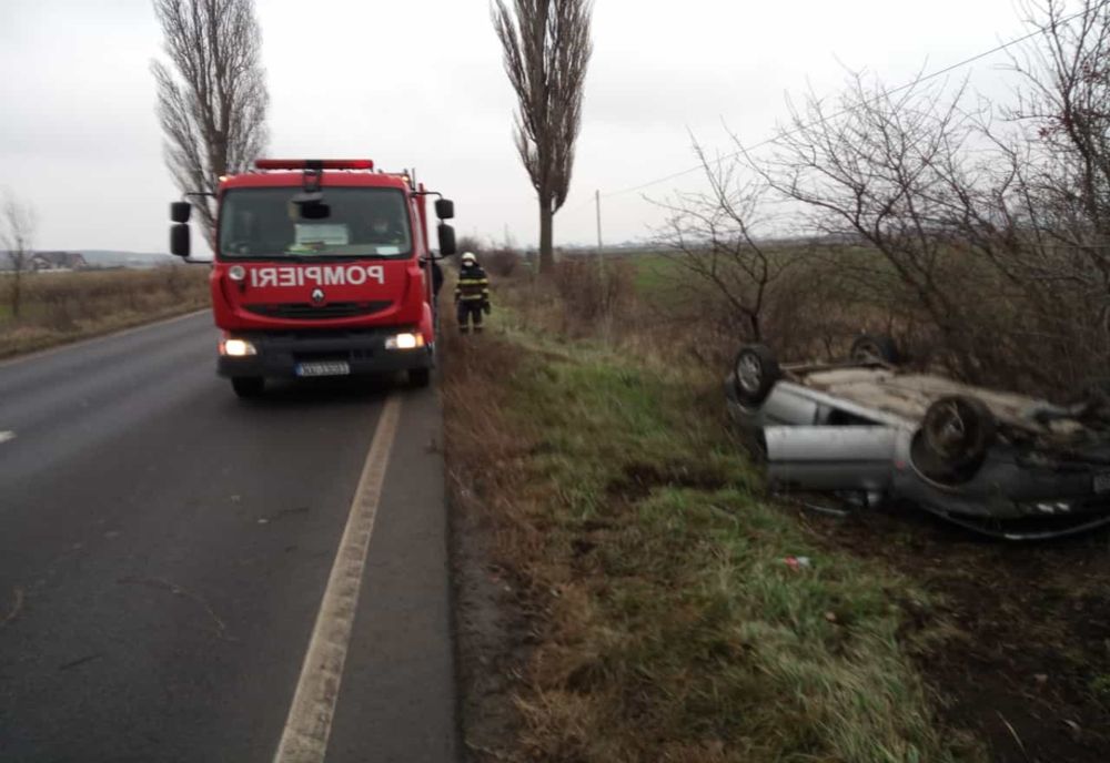 Autoturism răsturnat la ieșirea din Târgu Neamț 