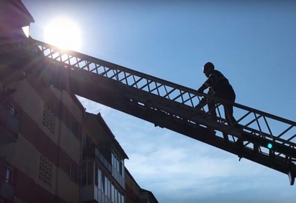 O femeie a fost găsită decedată în locuința sa din Roman