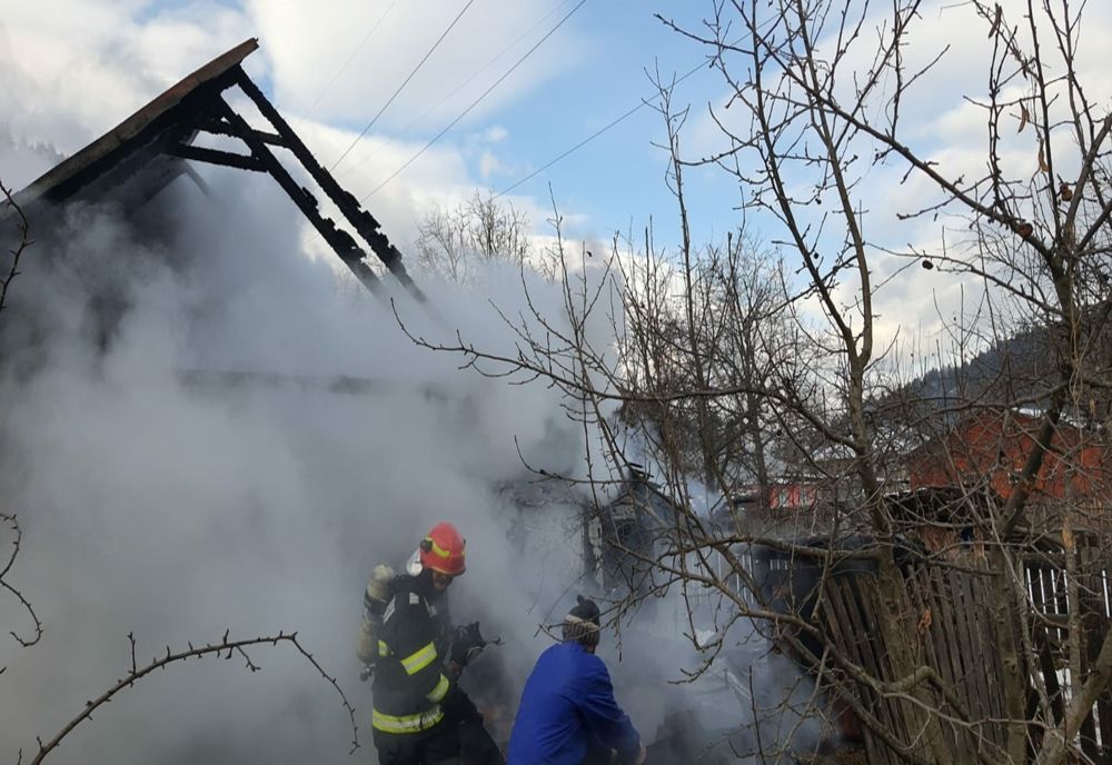 ULTIMĂ ORĂ: bărbat găsit carbonizat într-o locuință din Tarcău (FOTO)