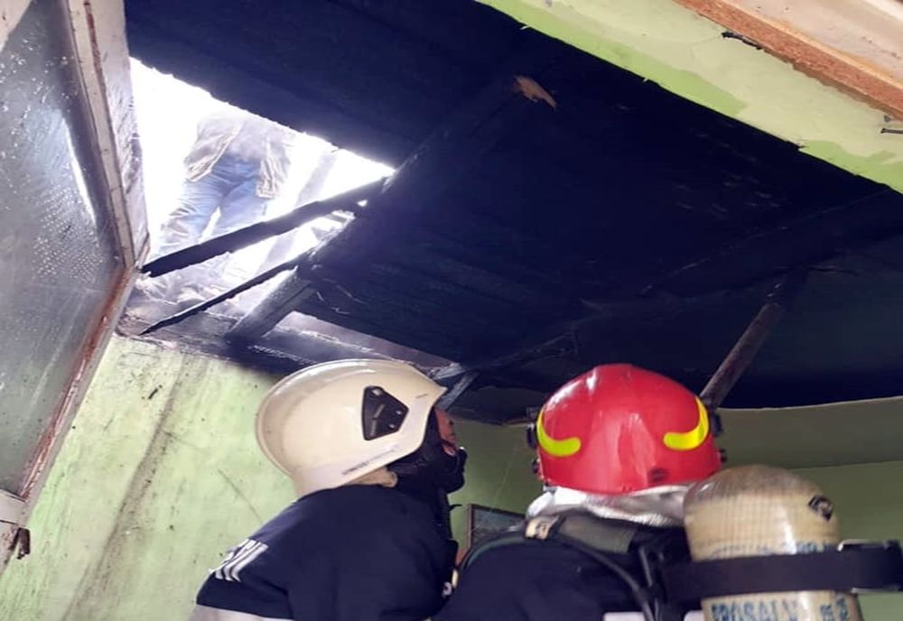Intervenție a pompierilor nemțeni la un incendiu produs intenționat la o locuință din comuna Borlești