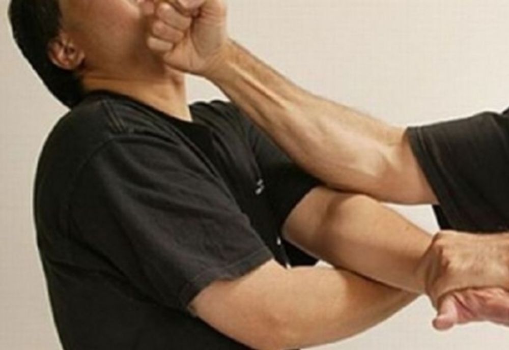 Doi tineri din Hangu au fost încarcerați! Au bătut un bărbat pentru 15 lei