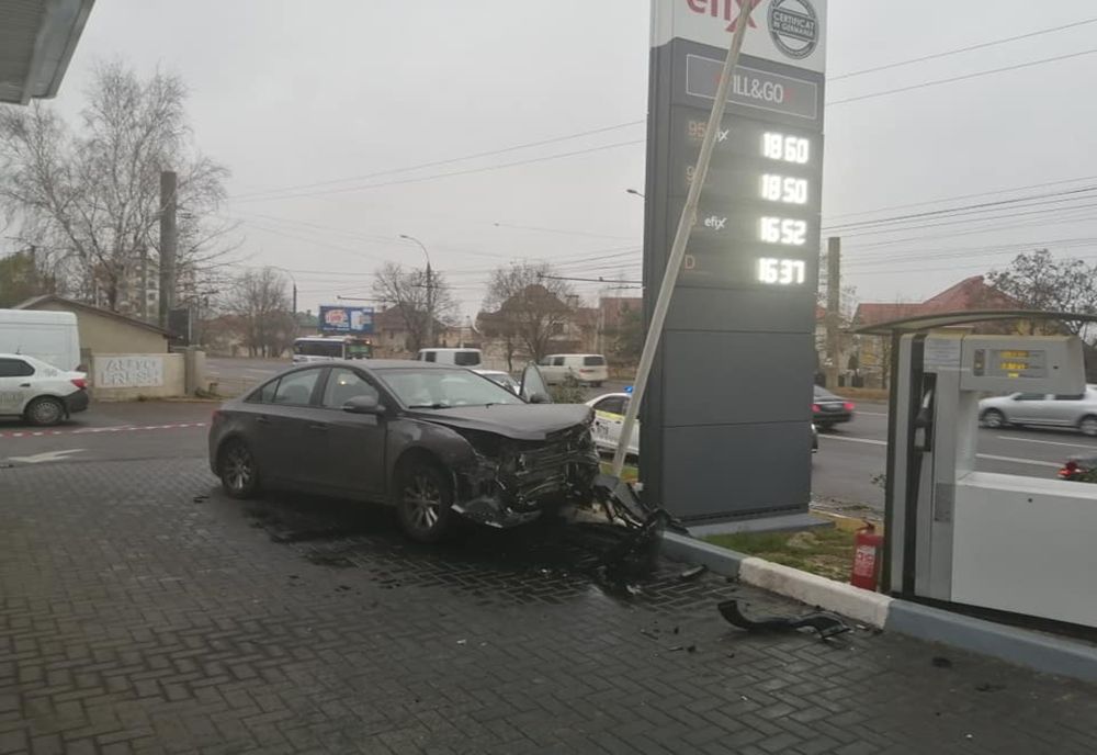 A intrat cu mașina într-o pompă de alimentare cu carburant