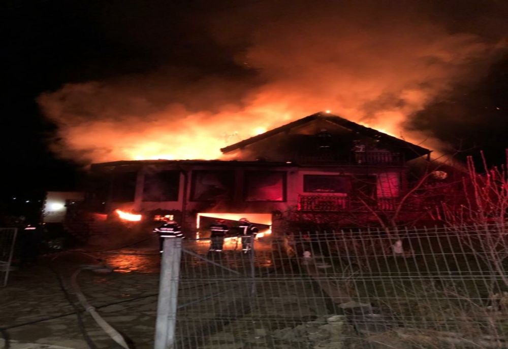 Casă cuprinsă de flăcări în Bicaz (FOTO)