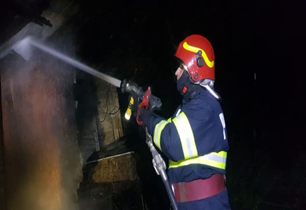 Incendiu la o locuință din Hangu. Proprietara a suferit atac de panică
