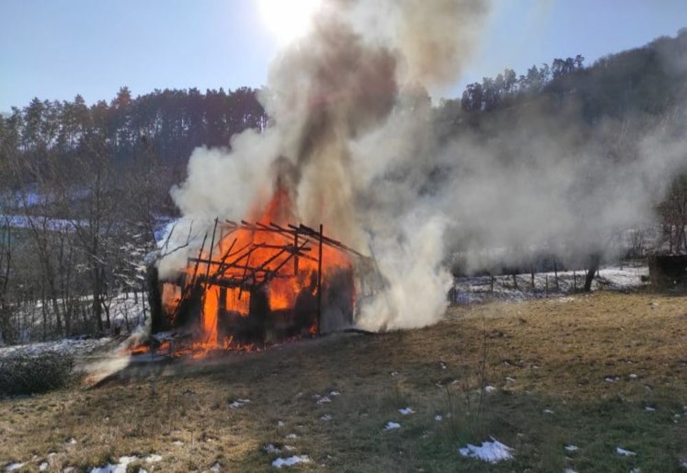 Intervenție dificilă pentru pompierii nemțeni! O anexă gospodărească a luat foc la baza pârtiei din Piatra-Neamț