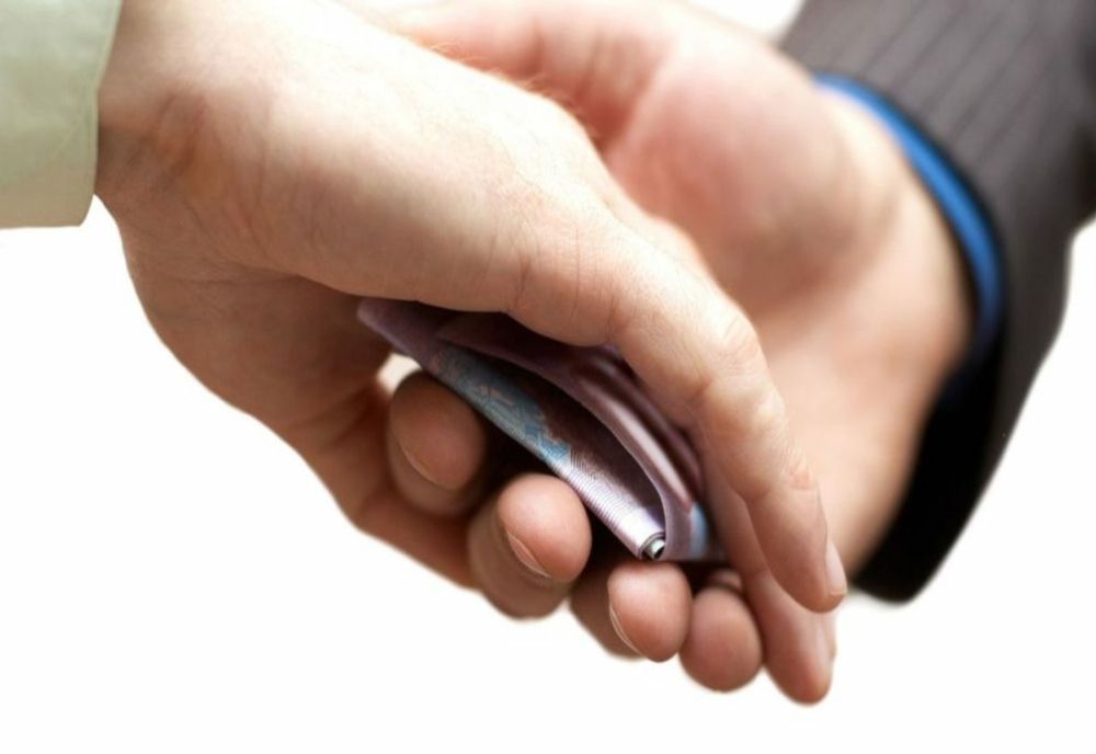 Trei ani de închisoare pentru un șofer care a încercat să mituiască un polițist