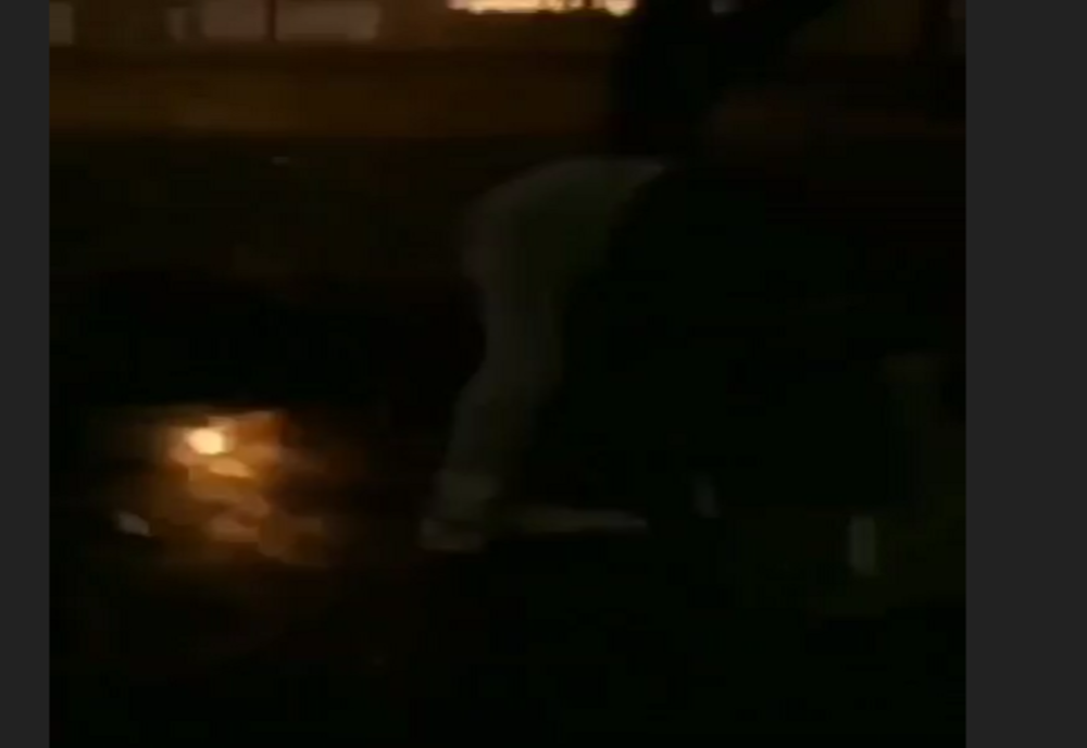 Adolescentă bătută într-un parc din Roman. Scenele au fost filmate și postate pe rețelele sociale (VIDEO)