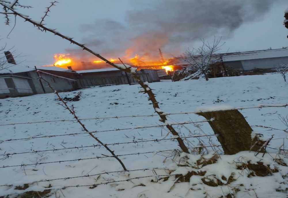 Casă mistuită de flăcări la Grumăzești