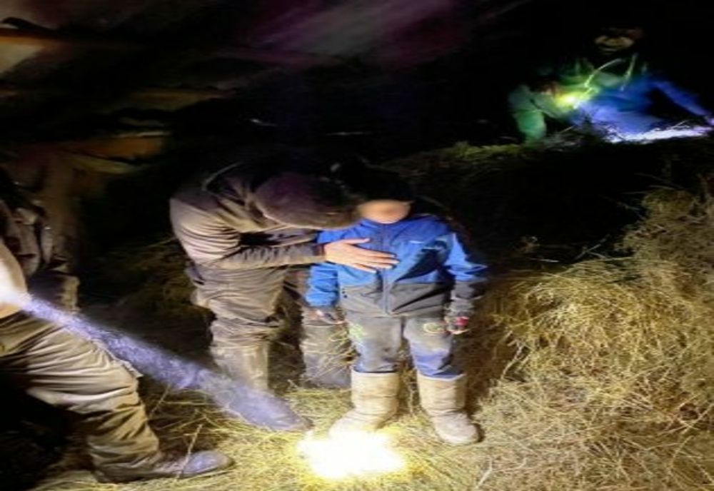 Bătut de tată, un copil de 10 ani s-a ascuns într-un pod:„Duceți-mă oriunde numai nu mă duceți acasă” (FOTO)