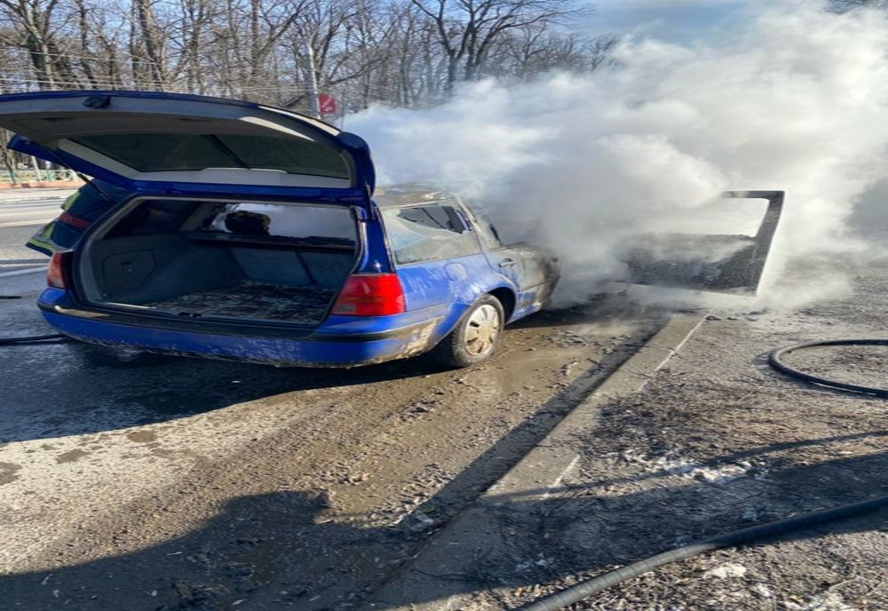 Autoturism la un pas să se facă scrum în Roman 