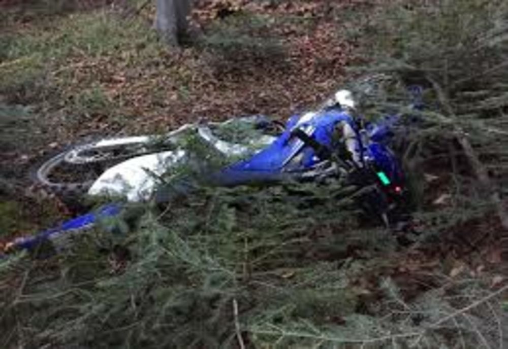 Intervenție dificilă a pompierilor nemțeni pentru salvarea unui tânăr căzut cu motocicleta într-o râpă adâncă de 8 metri