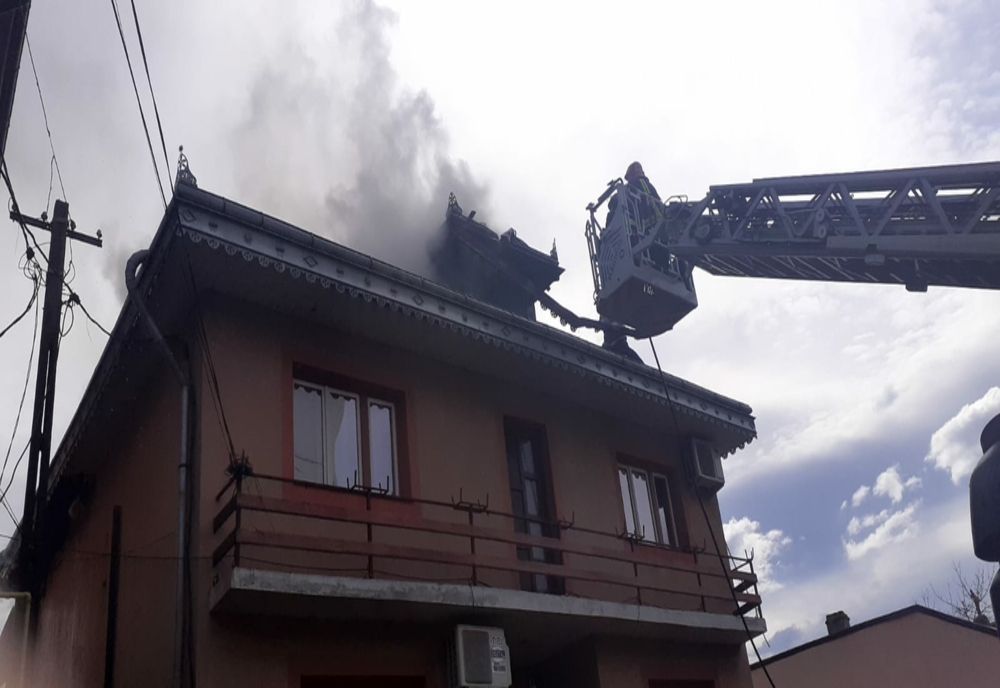 Proporțiile unui incendiu limitate de pompierii din Roman