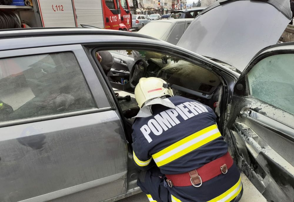 Autoturism aprins de un scurtcircuit