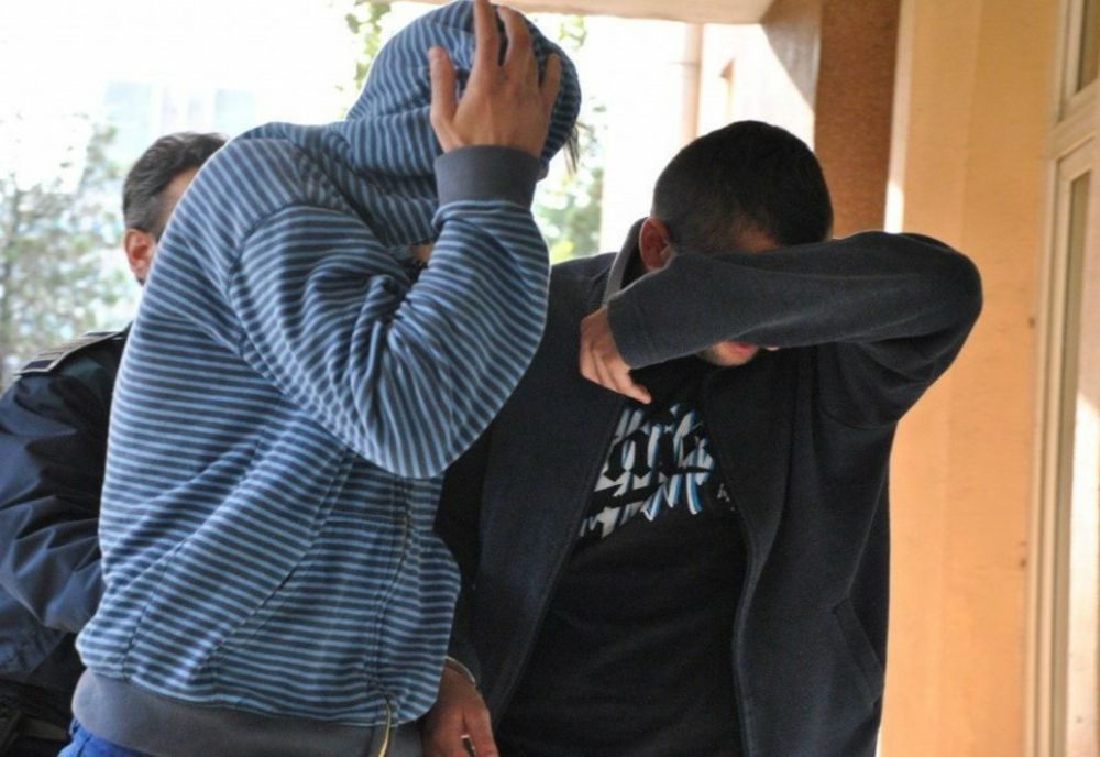 Tâlhari în arest! Au constrâns un adolescent să le dea 10 lei