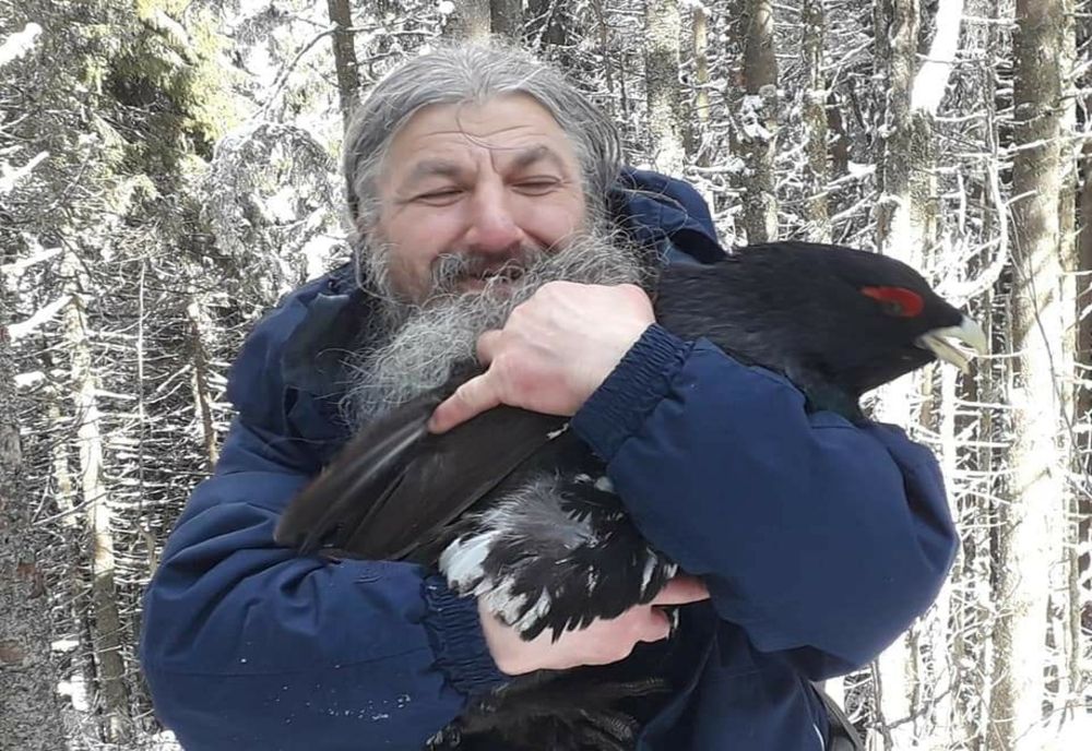 Părintele Ciprian de pe Masivul Ceahlău și cocoşul sălbatic de munte! (FOTO/VIDEO)