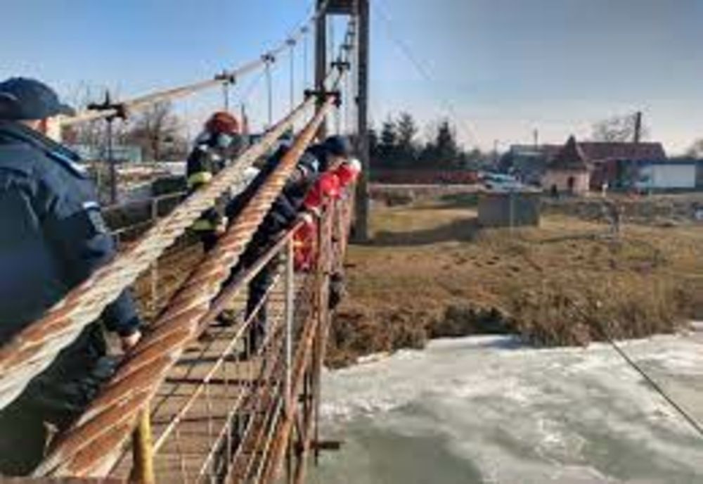 Doi poliţişti din Neamț au convins un bărbat în vârstă de 44 de ani să renunţe la suicid