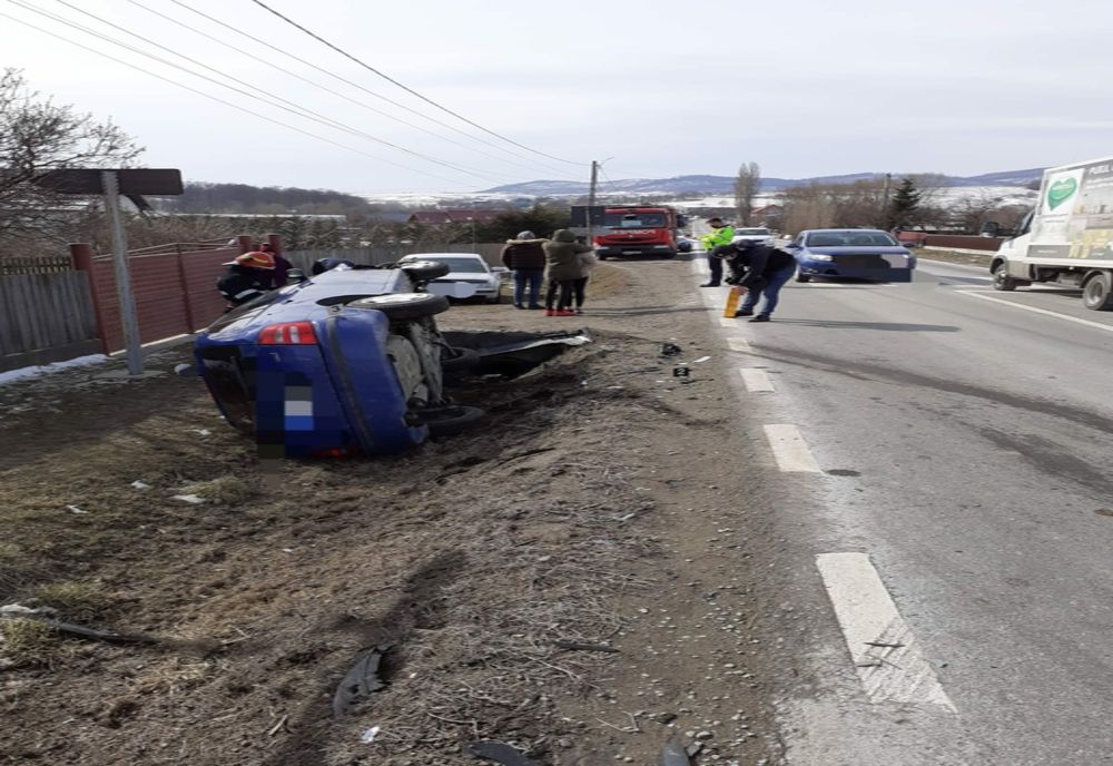 Accident la Răucești! Două persoane au fost transportate la spital