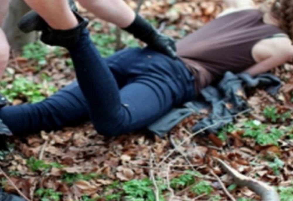 La un pas de a fi violată! A fost salvată din mânile agresorului de soț