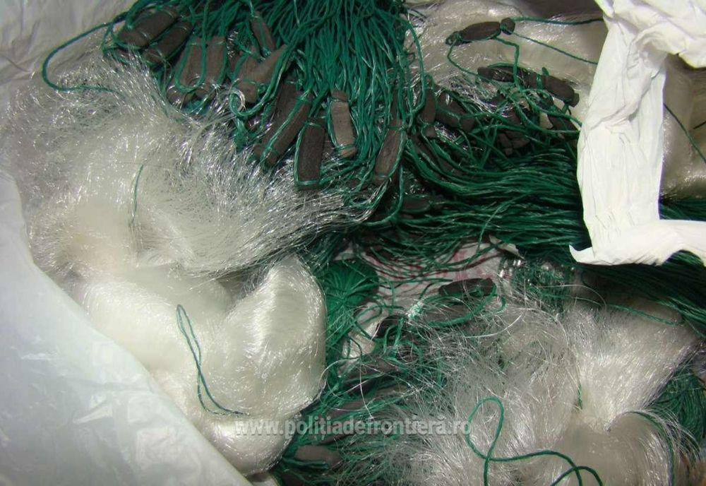 3 plase de pescuit de tip monofilament, descoperite de polițiști în mașina unui nemțean