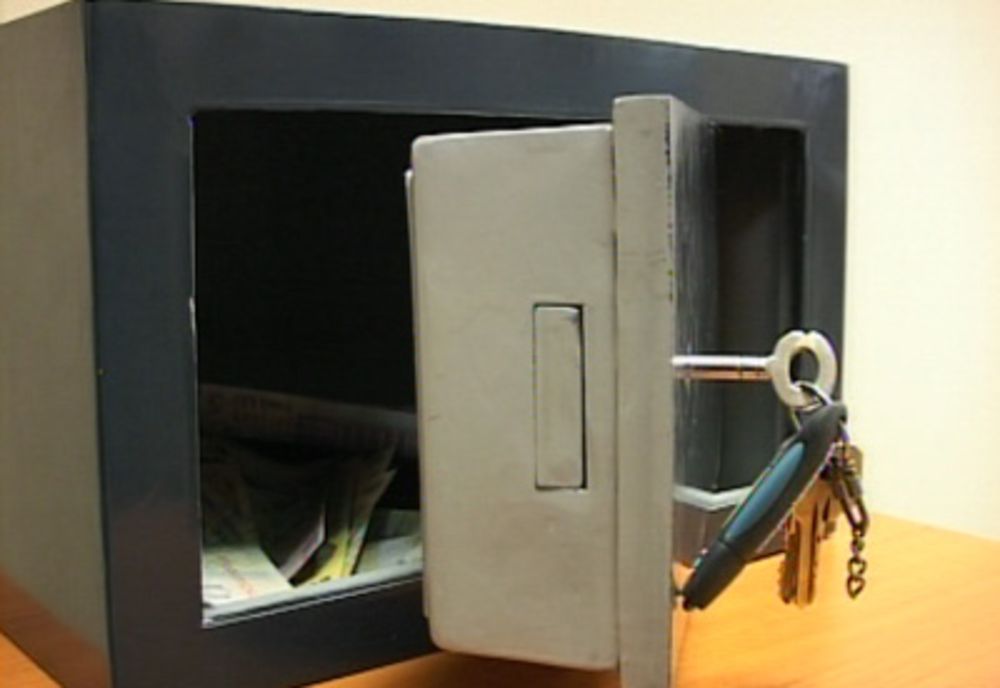 Reținut după ce a convins o tânără din Piatra-Neamț să fure bani din seiful unei firme