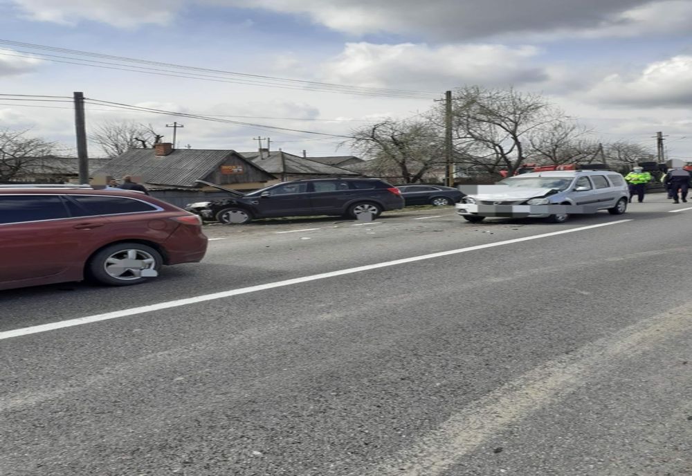 Carambol cu cinci mașini la Nisiporești! Două persoane au fost transportate la spital!