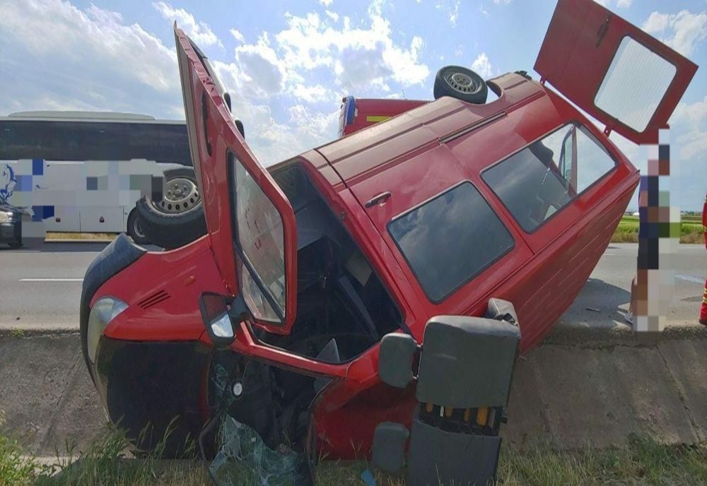 Un microbuz s-a răsturnat pe DE 85