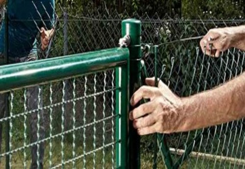 O femeie din Girov a rămas cu mâna blocată într-un gard de sârmă