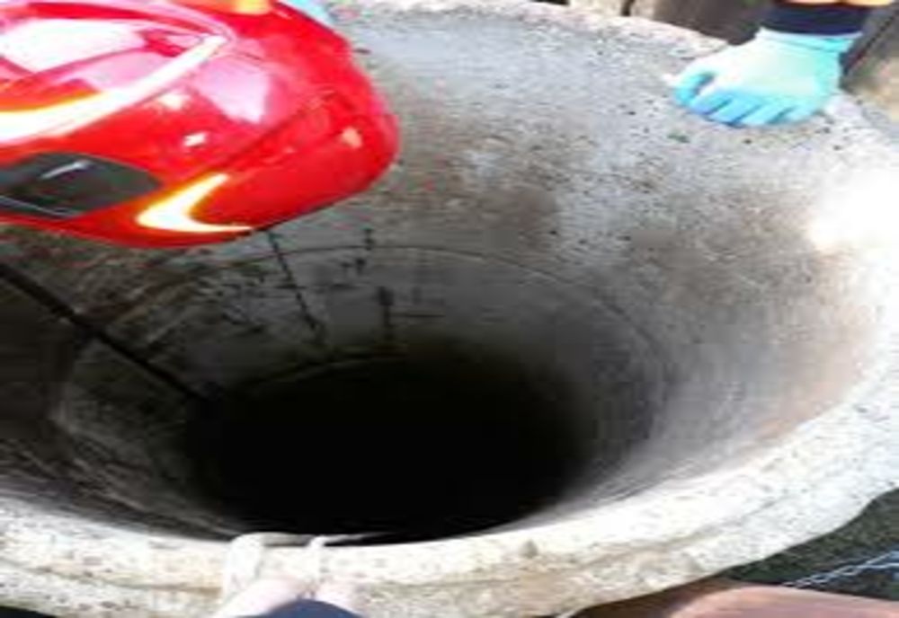 Salvat de pompieri dintr-o fântână de 15 metri 