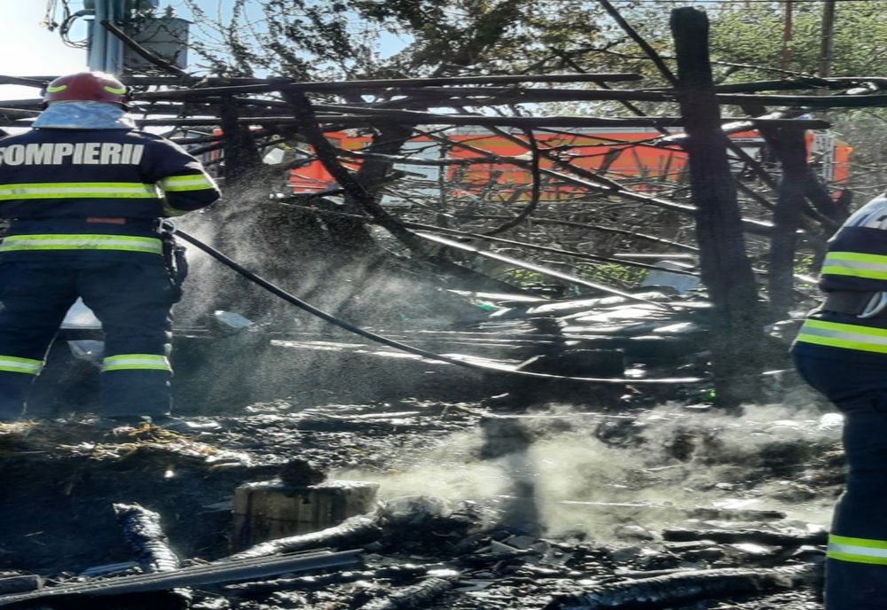 Fânărie mistuită de foc în comuna Războieni