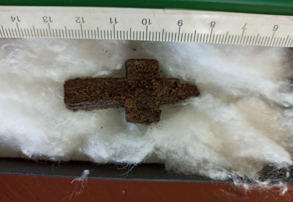 FOTO-Descoperire arheologică spectaculoasă în județul Neamț: două cruciulițe de lemn din secolul XIX salvate și restaurate