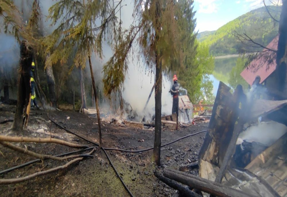 Incendiu casuta de vacanta in sat Izvorul Alb. Explozie de butelie!