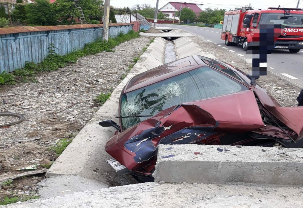 Autoturism intrat într-un şant, pe DN15C!