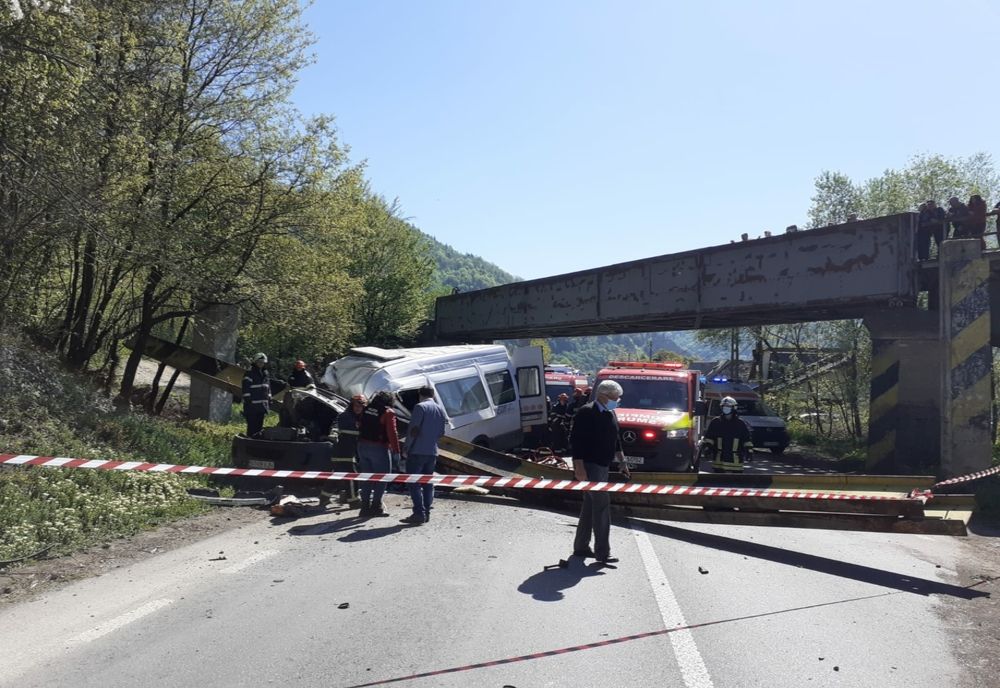 Accident rutier  în comuna Tarcau: un limitator a căzut peste un microbuz 