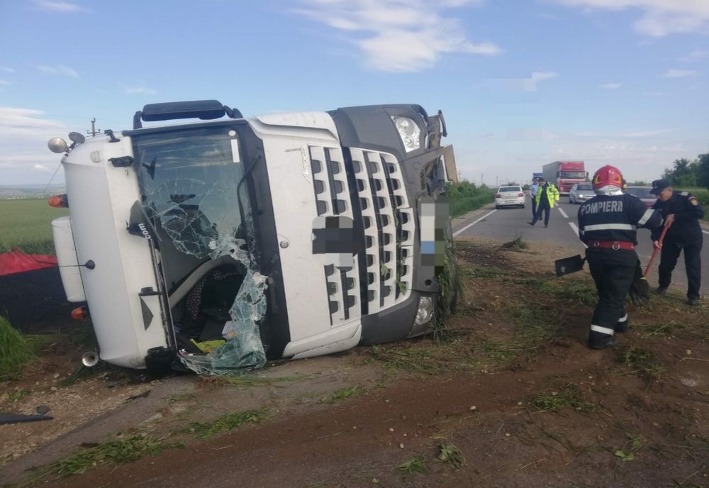 O autospecială încărcată cu asfalt s-a răsturnat la Botești (FOTO)