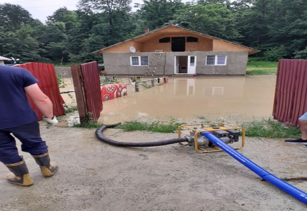 Pompierii intervin în mai multe gospodării inundate 