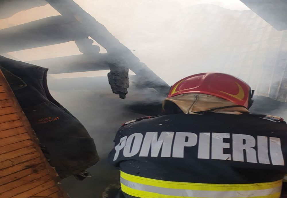 Incendiu la Săbăoani! Proprietara a suferit atac de panică