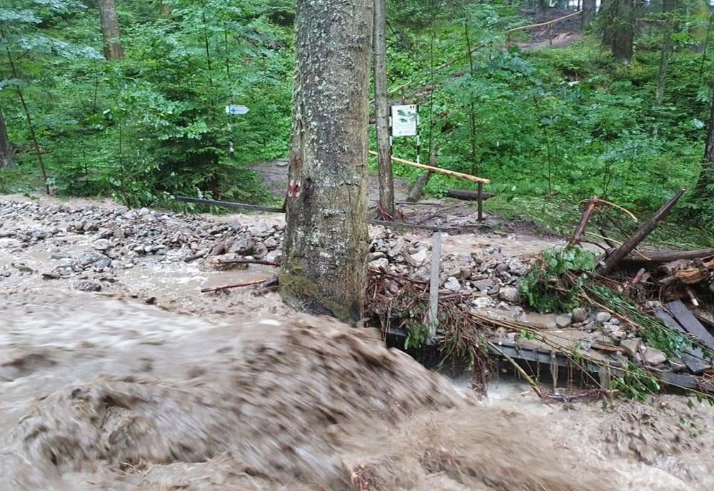 Traseele montane blocate momentan de precipitațiile abundente