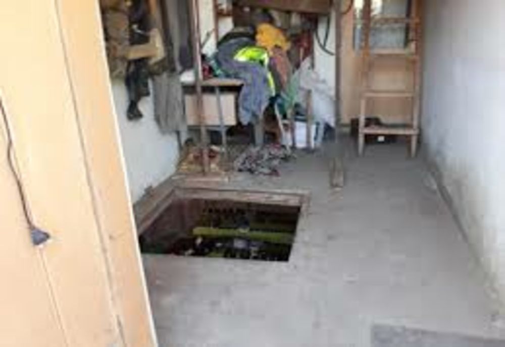 Femeie salvată din beci de pompieri