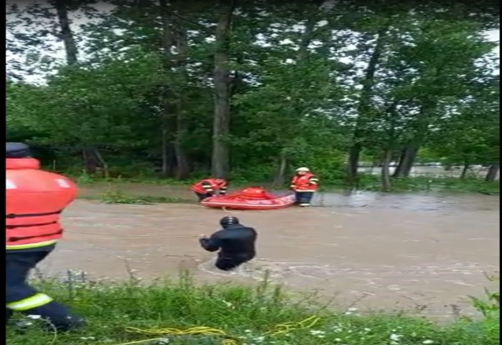 VIDEO- Femeie din Neamț, salvată din calea apelor