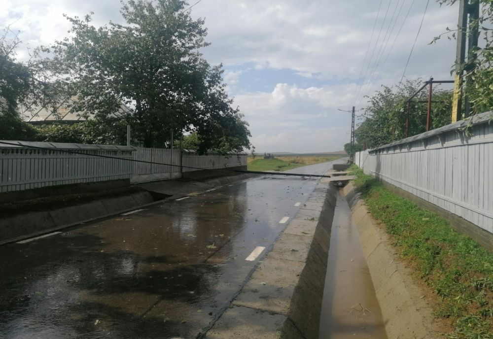 Locuințe fără curent electric și curți pline de grindină după furtuna care s-a abătut asupra județului Neamț