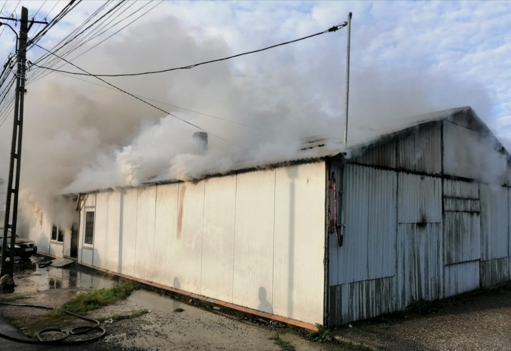 Incendiul de la hala din Roman a pornit de la un scurtcircuit 