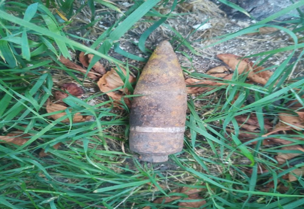 Bărbatul care a dus o bombă la politie are dosar penal