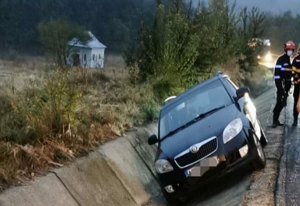 Un șofer beat din Bacău s-a oprit cu mașina în șanț