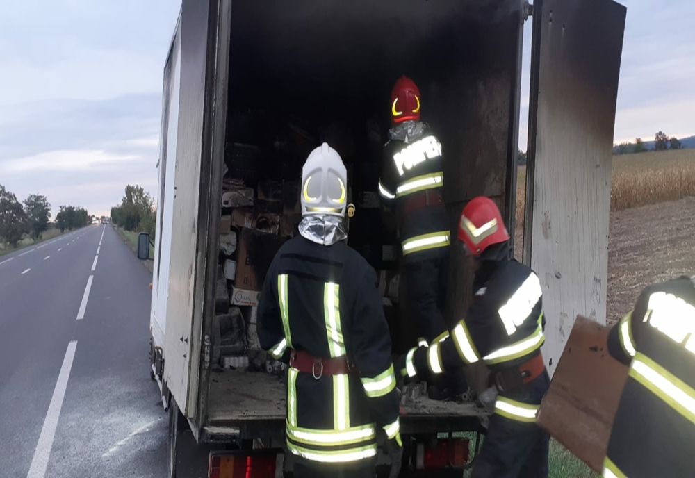 O mașină care transporta colete a luat foc! De la ce a pornit incendiu